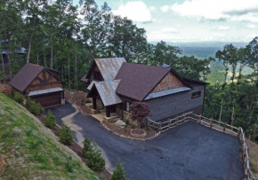 Incredible mountain views and sunsets, spacious, hot tub, pool table, firepit, luxury awaits!